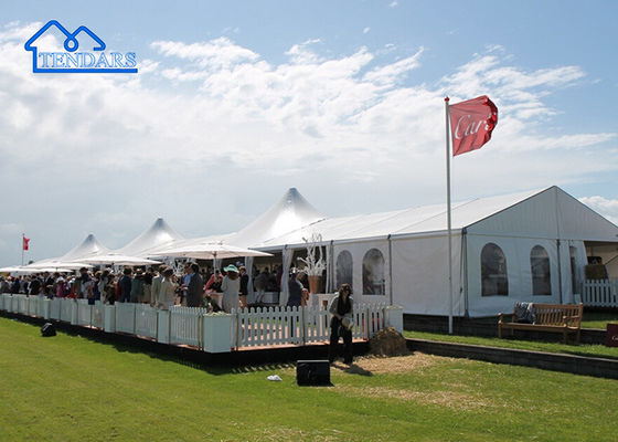 Tymczasowo zadaszony namiot weselny, wystawa w namiocie, wydarzenie, konstrukcja baldachimu