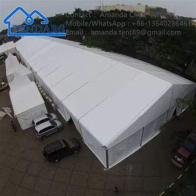 Niestandardowa aluminiowa rama o dużej pojemności na zewnątrz. Biały wodoodporny namiot weselny z baldachimem