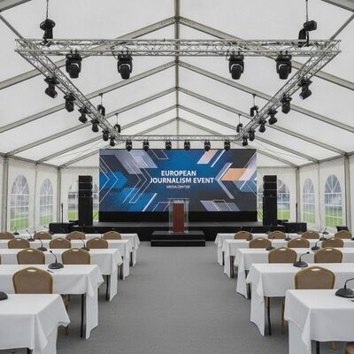 Konferencja prasowa Centrum medialne Namiot imprezowy Profesjonalna scena integracyjna AV Podium Dziennikarstwo europejskie Event Canopy